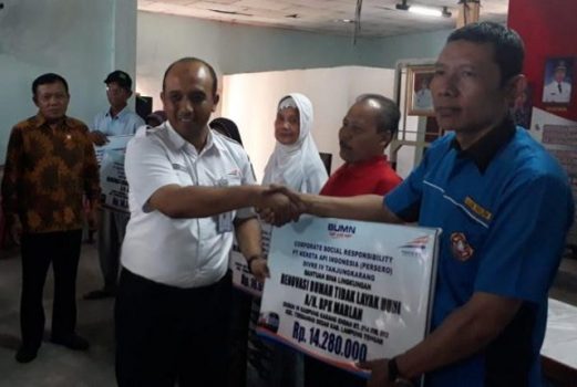 PT KAI Serahkan Dana CSR untuk Renovasi Rumah dan Alat Sekolah