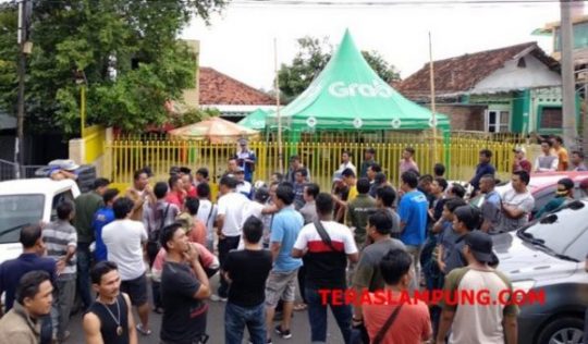 Akunnya “Disuspended”, Puluhan Pengemudi Satroni Kantor Grab di Bandarlampung