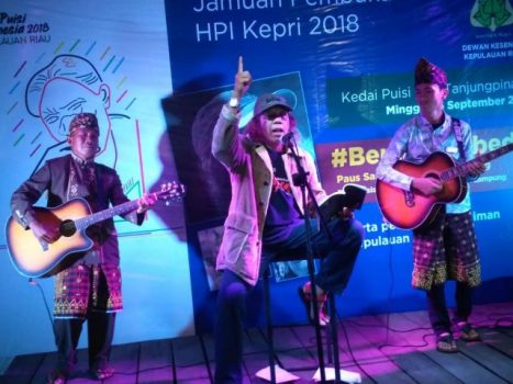 Penyair Isbedy Stiawan ZS Tampil Riang di Tanjungpinang