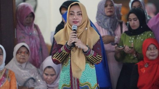 Istri Mantan Bupati Mustafa Mengaku tidak Tertarik Terjun ke Politik