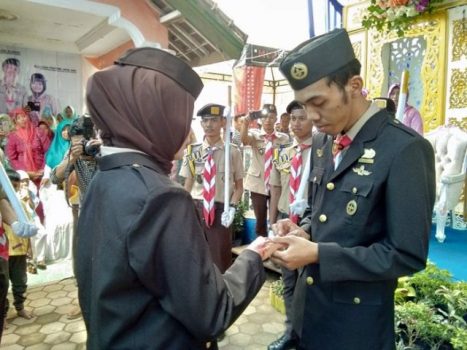Sejoli dari Lampung Ini Menikah dengan Seragam Pramuka, Ini Alasannya