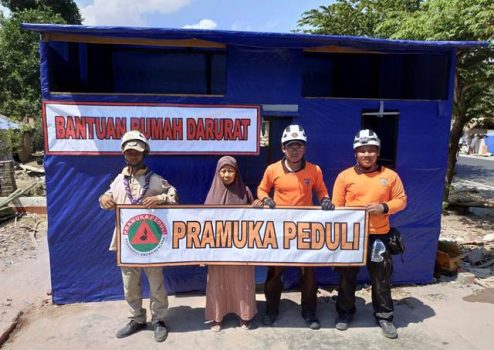 Pramuka Bangun Rumah Darurat di Lombok