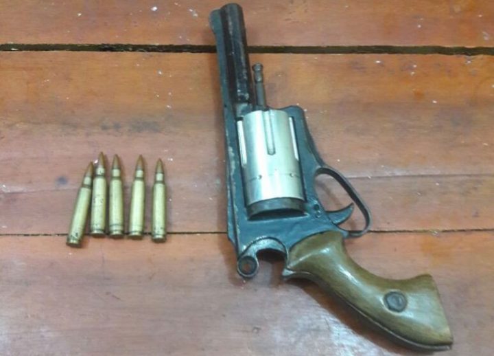 Barang bukti satu pucuk senjata api rakitan jenis revolver dan lima butir amunisi yang disita dari tersangka GU dan NU