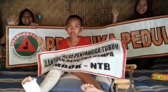 Tongkat dari Pramuka untuk Korban Patah Tulang Gempa Lombok