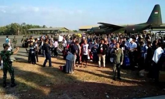 Gunakan Pesawat Hercules, Ratusan Warga Palu Tiba di Makassar