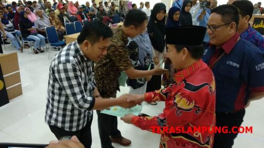 Walikota Herman HN Serahkan 1.465 Sertifikat Tanah