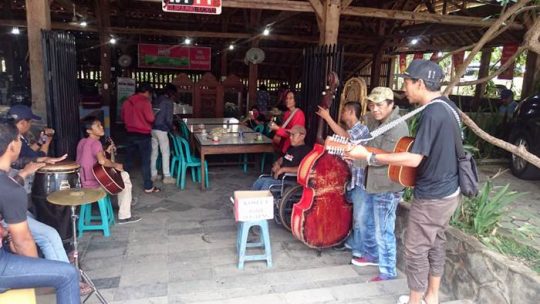 Kim Commanders bersama musisi jalanan Komunitas seniman jalanan lampung (Kosela) ‘Ngamen’ penggalangan dana untuk korban bencana alam di Palu, Sigi dan Donggala, Sulawesi Tengah di ‘Warung Sego’ di Jalan Hos Cokroaminoto, Pahoman, Bandarlampung. 