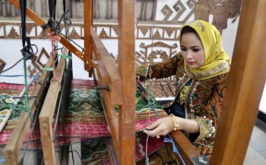 Aprilani Yustin Ficardo Bantu Pengrajin Kembangkan Kerajinan Batik Lampung
