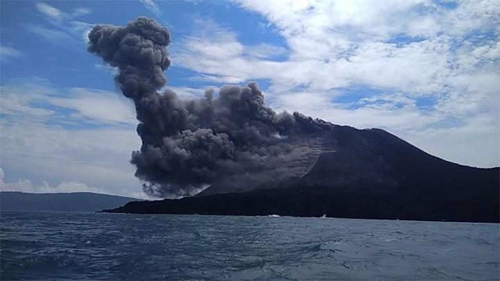 BMKG: Tsunami di Selat Sunda Disebabkan Erupsi Gunung Anak Krakatau