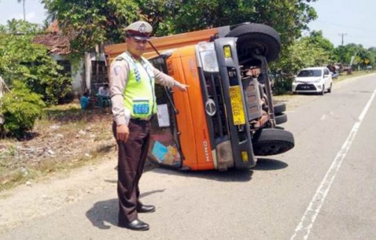 Truk Pengangkut Kotak Suara KPU Pesisir Barat Terguling di Jalinbar