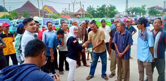 Rita Purnamawati Bagikan Kartu BPJS Ketenagakerjaan kepada Para Sopir Angkot