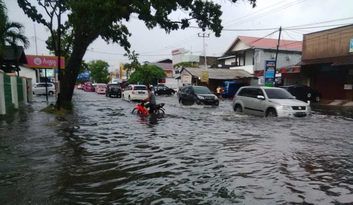 Kota Padang Dilanda Banjir dan Tanah Longsor