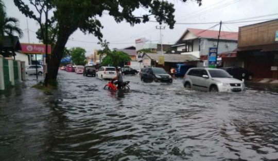 Kota Padang Dilanda Banjir dan Tanah Longsor