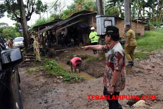 Herman HN Turun Langsung Perlancar Air Mampat di Jl. Pangeran Emir M.Nur