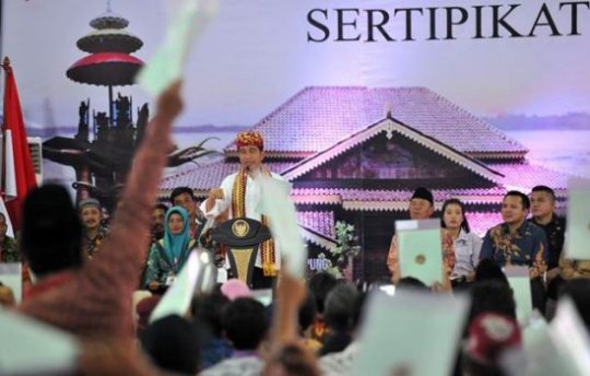 Presiden Jokowi Serahkan 1.300 Sertifikat Tanah untuk Warga Lampung Tengah