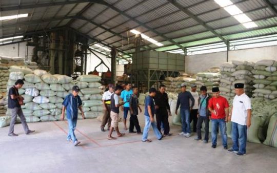 Mukhlis Basri Serap Aspirasi Para Buruh Bongkat Muat di Pelabuhan Panjang