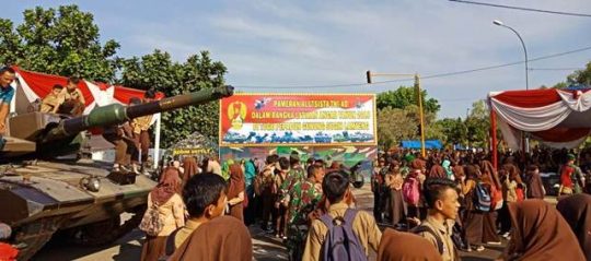 Para Pelajar Antusias Saksikan Pameran Alutsista di Tugu Pepadun Gunungsugih