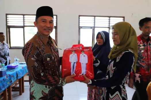 Bupati Parosil menyerahkan bantuan seragam sekolah dan buku tulis gratis di SMPN 1 Basungan, Kecamatan Pagar Dewa, Kamis (15/11/2018).