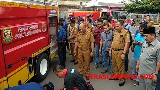 Herman HN Serahkan Dua Mobil Damkar ke BPBD Bandarlampung