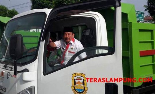 Herman HN Serahkan Lima “Dump Truck” ke Dinas Lingkungan Hidup