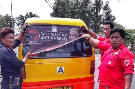 Kader PDIP Purworejo Copot Stiker Jokowi Jadi Raja Ketoprak
