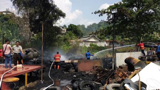TPS Kantor Transit PT GGPC di Waylunik Bandarlampung Terbakar