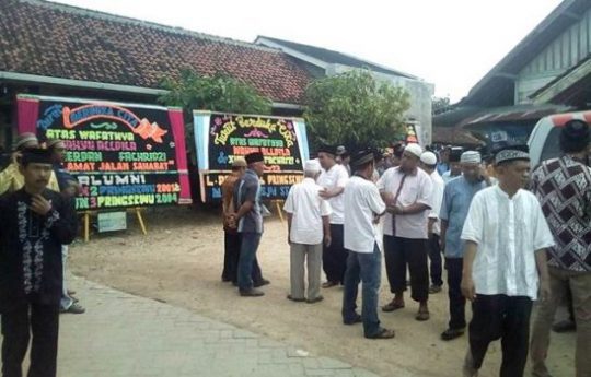 Para Kerabat Menunggu Jenazah Wahyu Alldila, Korban Lion Air Asal Pringsewu