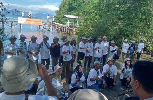 Japfa Comfeed Tanam Mangrove di Tepi Pantai Desa Gebang