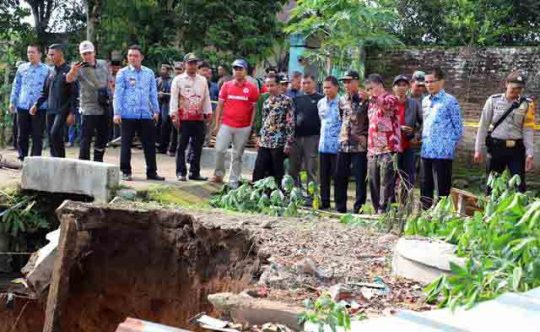Bupati Parosil Tinjau Lokasi Bencana Tanah Longsor di Fajar Bulan
