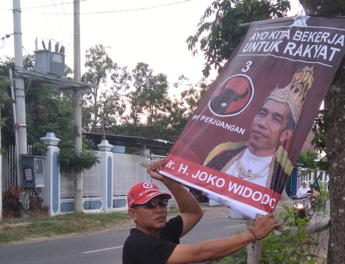 Ditangkap, Ini Pengakuan Pemasang Poster Jokowi Jadi Raja