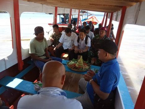 PT Bukit Asam Serahkan Bantuan Kapal untuk Dukung Wisata Pulau Tegal