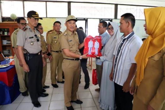 Ini Harapan Bupati Parosil Mabsus Terkait Pembagian Seragam Sekolah Gratis