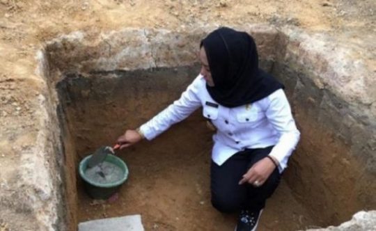 Bupati Tuba Lakukan Peletakan Batu Pertama Pembangunan Masjid Ponpes Al-Munfarijah