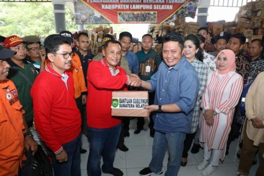 Pemprov Sumsel Serahkan 21 Ton Beras dan Dapur Umum untuk Korban Tsunami di Lampung