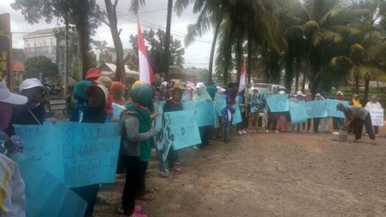 Solar Langka, Polsek Rawajitu Digeruduk Ibu-Ibu Petambak