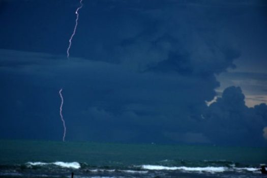 Dari Desa Kunjir, Gelegar Letusan Gunung Anak Krakatau Terdengar Keras