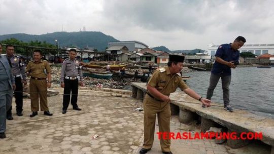 Pemkot Bandarlampung Kesulitan Atasi Sampah di Pantai Sukaraja