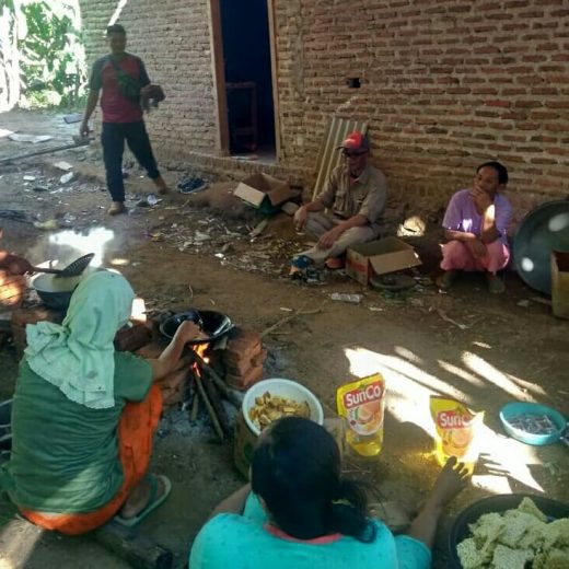 Jadi Korban Tsunami, Para Ibu di Dusun Gubuk Garam Lamsel Kelola Dapur Umum