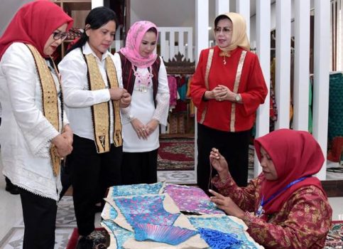 Iriana Joko Widodo dan Mufidah Jusuf Kalla Tertarik Kain Tapis Lampung