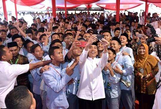Tidak Takut Serangan, Jokowi Tegaskan Proyek Jalan Trans Papua akan Dilanjutkan