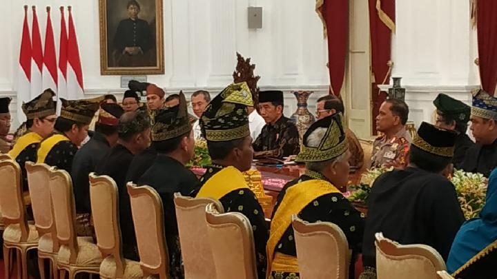 Bebaskan Riau dari Asap, Jokowi Dapat Gelar Adat Datuk