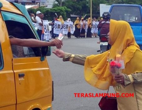 Sosialisasi Capres, Kader PKS Lampung Utara Bagikan Bunga