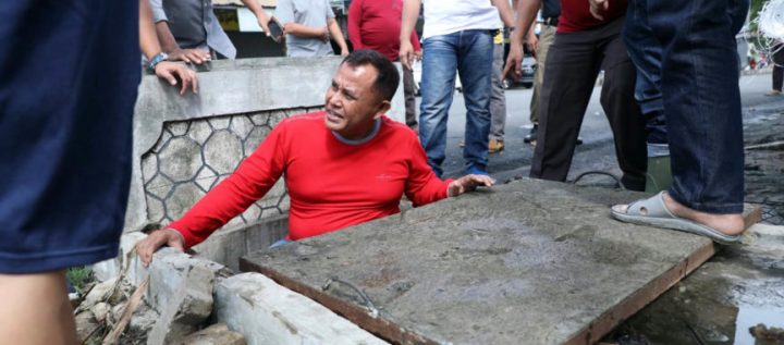 Cek Penyebab Banjir, Nanang Ermanto Masuk Gorong-Gorong