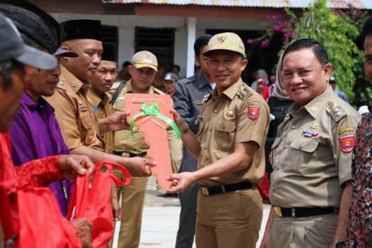 Dukung Program Literasi, Bupati Parosil Serahkan Mobil Bioskop Keliling
