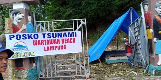 Pasca-Tsunami di Lamsel, A.Ben Bella Buka Posko Tanggap Bencana di Pantai Wartawan