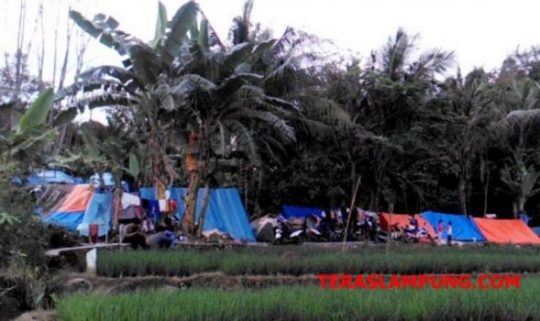 Khawatir Tsunami Susulan, Ratusan Warga Pesisir Kalianda Bertahan di Gunung Rajabasa