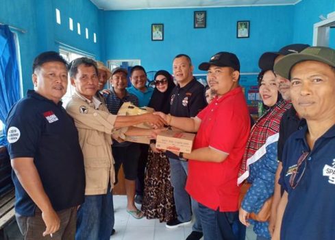 Alumni SDN Teladan Serahkan Bantuan untuk Korban Tsunami di Lamsel