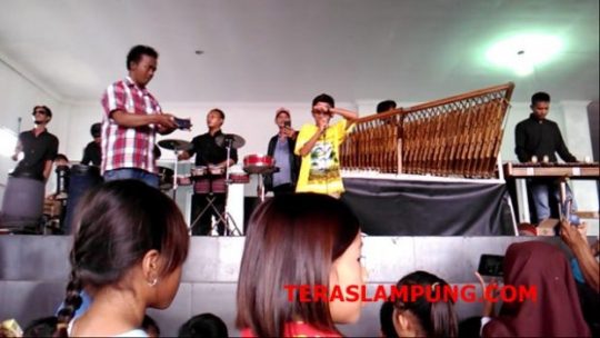 Menyanyikan Lagu “Ayah Kukirimkan Doa”, Bocah Kelas 5 SD Pulau Sebesi Bikin Pengungsi Menangis