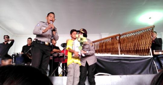 Momen Anak Pengungsi dari Pulau Sebesi Menangis Saat Menyanyi di Pengungsian