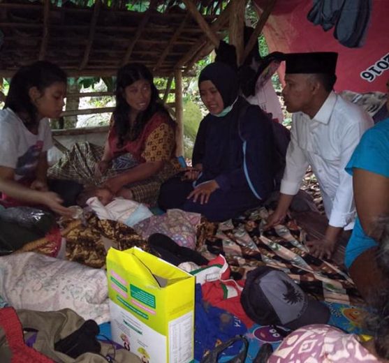Antoni Imam menyambangi korban tsunami di Desa Way Muli, Lampung Selatan, Minggu, 23 Desember 2018.